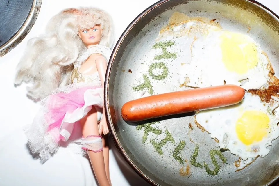 Everything Kills, S Magazine: модель в интерьере