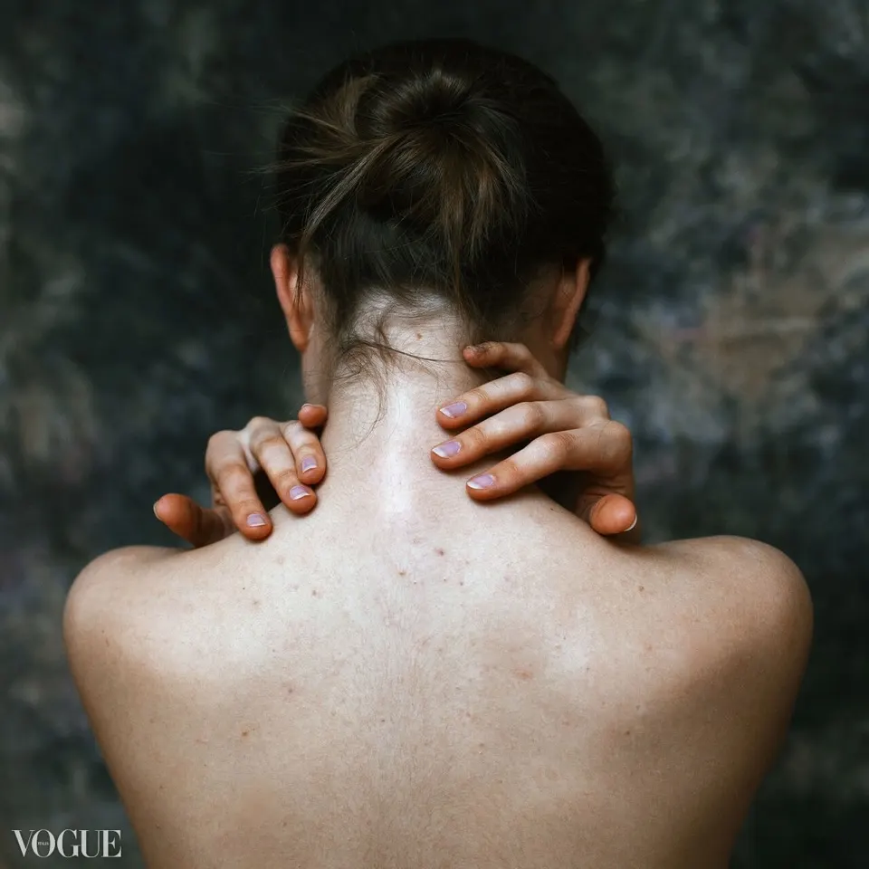 Работа Олега Багмуцкого из подборки PhotoVogue: спина