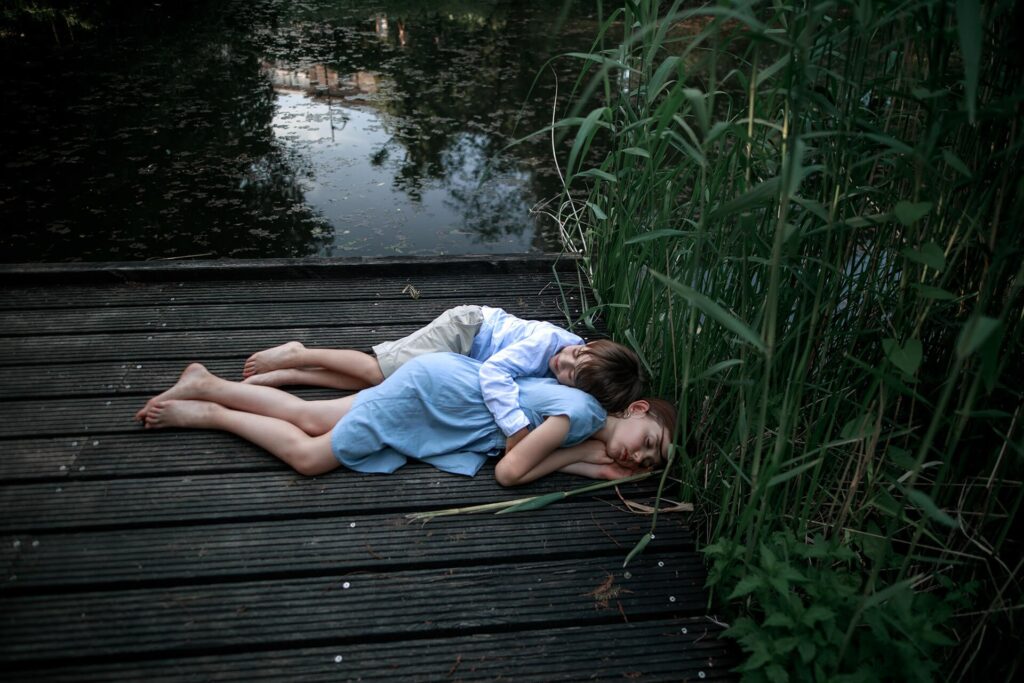 Брат с сестрой в ботаническом саду