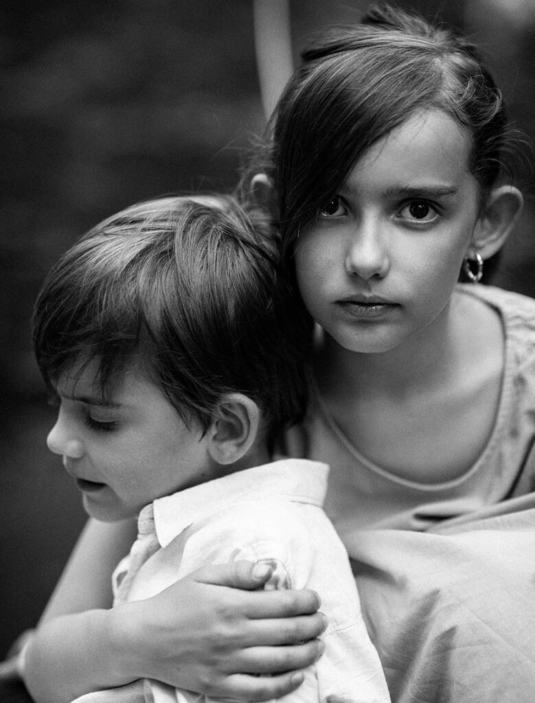 Черно-белый портрет брата с сестрой