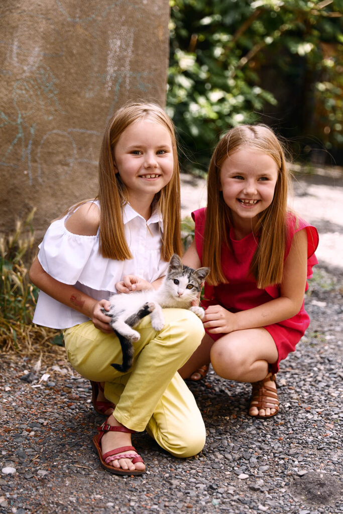 Две девочки с котенком