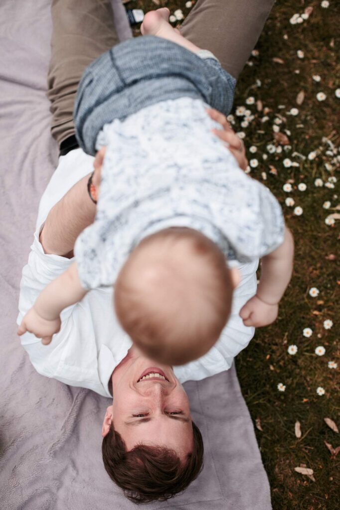 Отец играет с ребенком