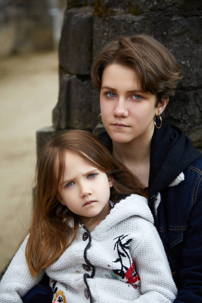 Портретное фото двух сестер