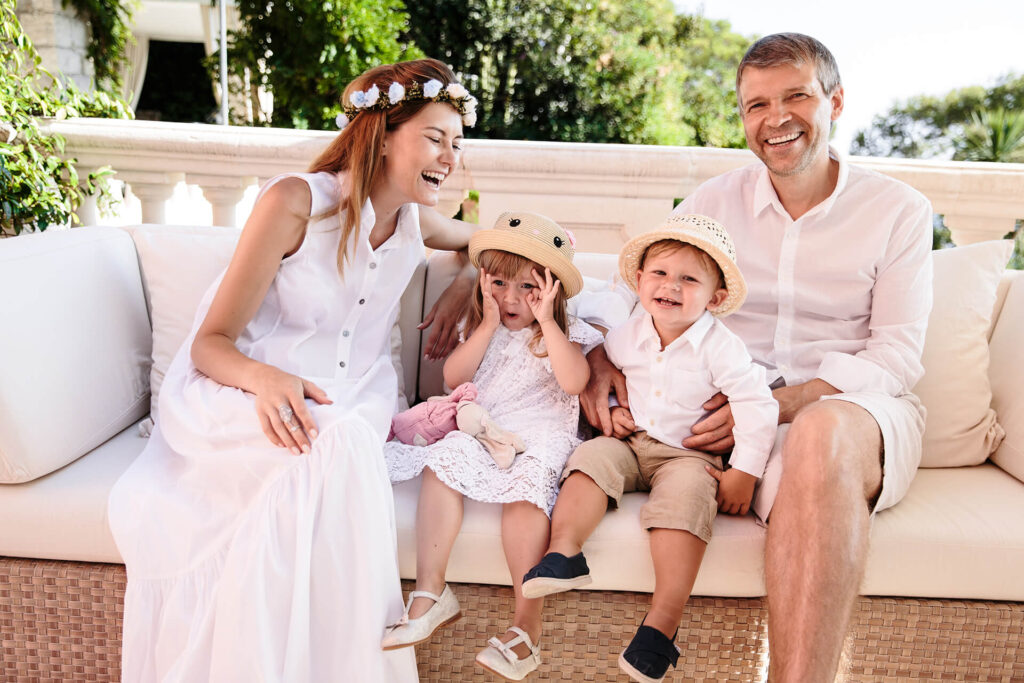Семейный портрет на террасе в солнечном саду