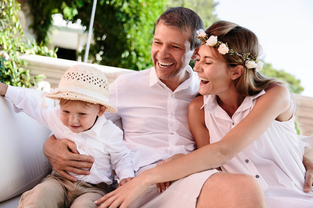 Семья в летних нарядах на террасе