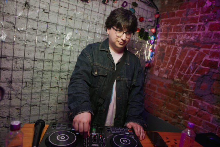DJ за пультом на вечеринке в Krov Loft