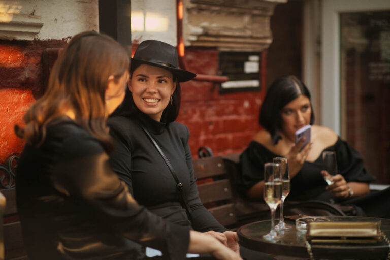 Гости разговаривают на террасе вечеринки в Krov Loft