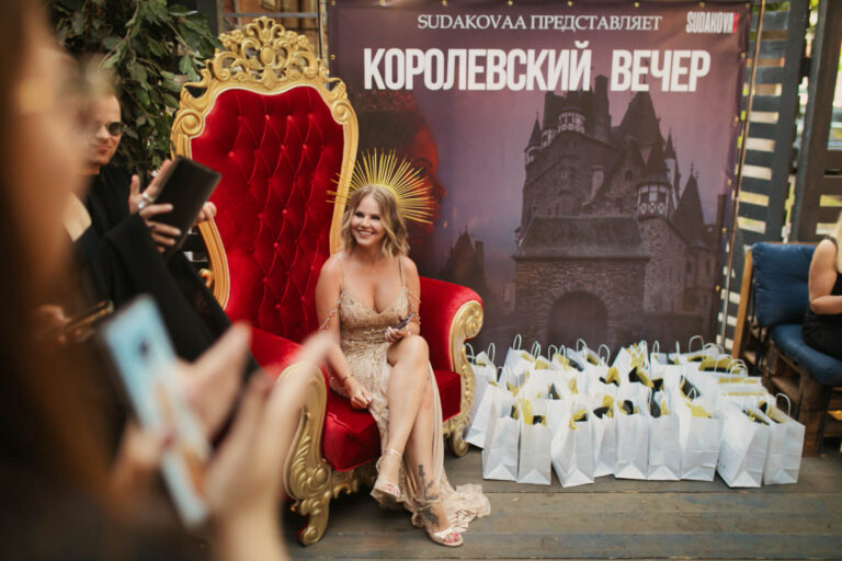 Гостья на троне у брендированного баннера вечеринки в Krov Loft