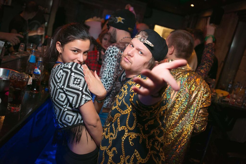 Друзья позируют на шумной вечеринке
