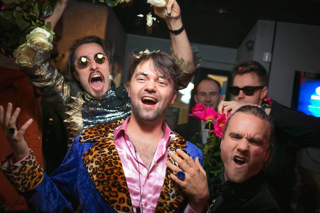 Эмоции и радость на тематической вечеринке