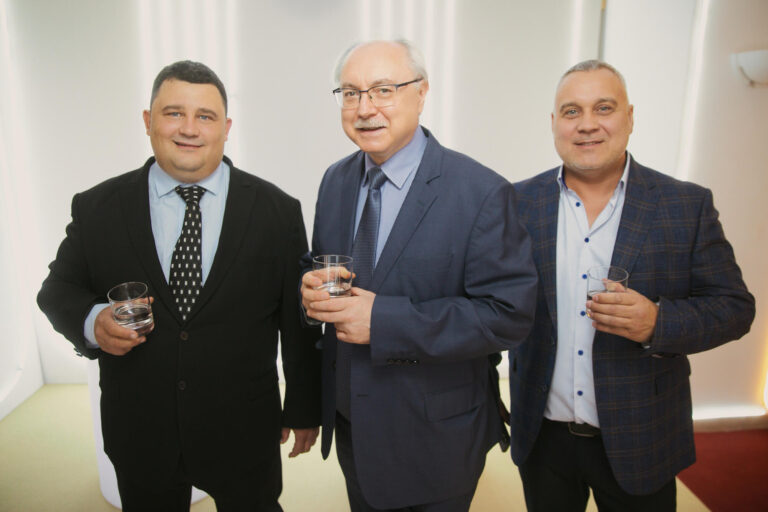 Трое мужчин в костюмах