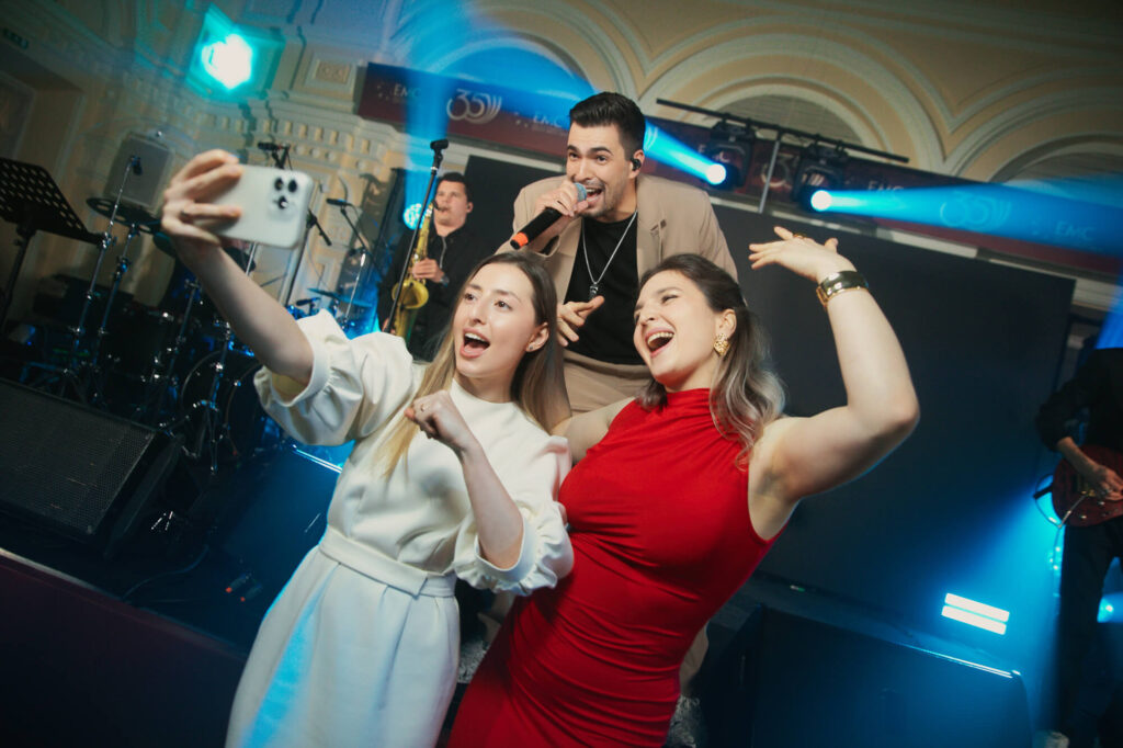 Репортаж с корпоративного вечера: эмоции, музыка и яркие моменты