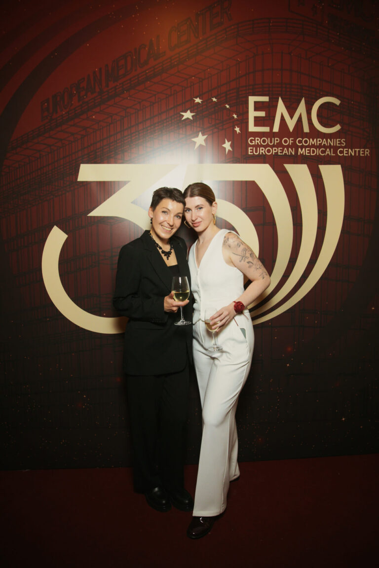 Пара у баннера EMC 30