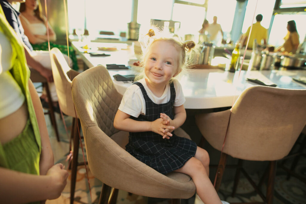 Девочка с милой улыбкой на семейном мероприятии