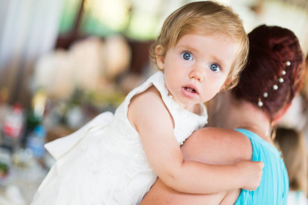 Портрет маленькой девочки в белом платье