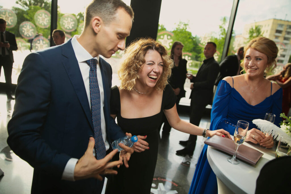 Непринужденная беседа гостей за столом во время светского вечера