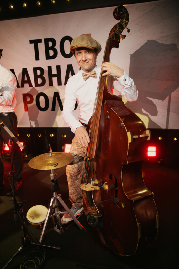 Музыкальное выступление на сцене: контрабас и стильный образ
