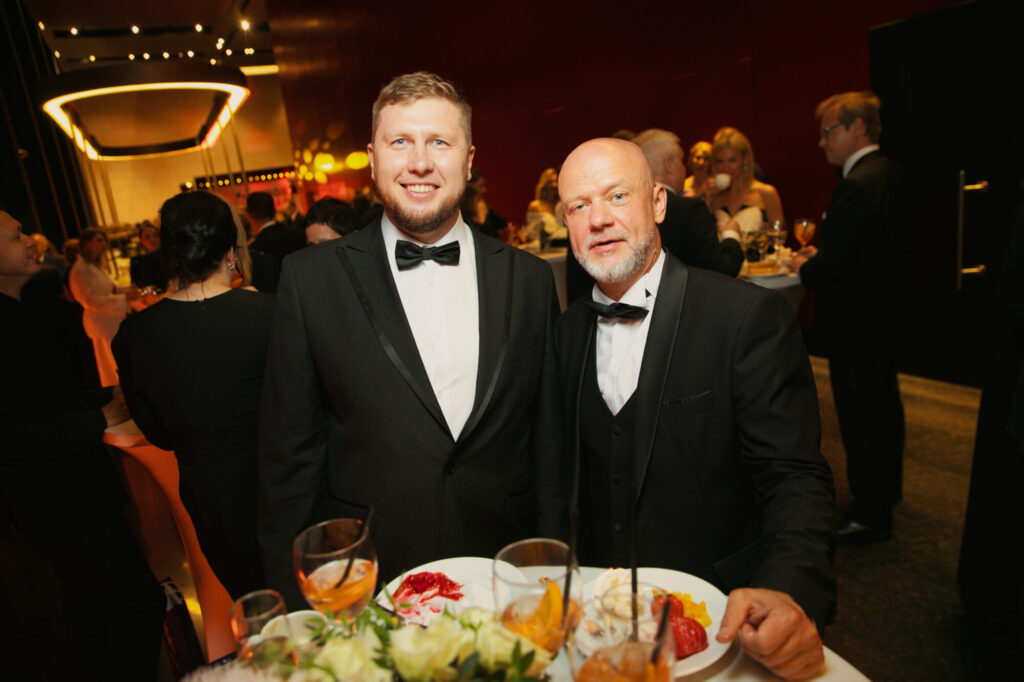 Деловая встреча в смокингах: светское общение и изысканные блюда