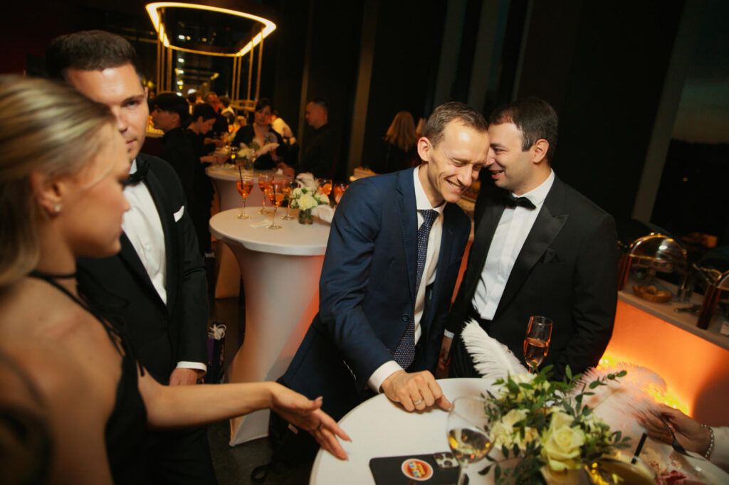 Дружеский разговор и улыбки на светском мероприятии