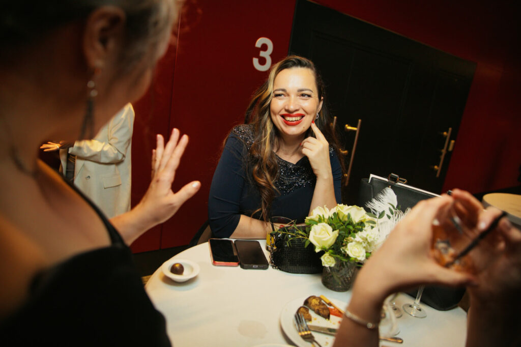 Смех и искреннее общение на светском вечере за праздничным столом