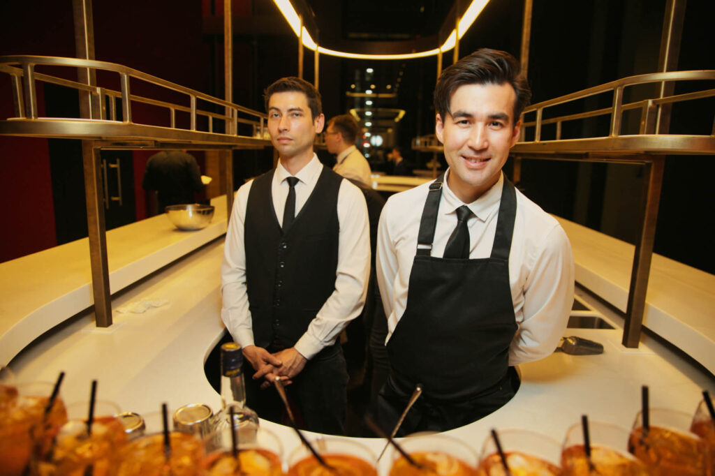 Бармены в ожидании начала светского события