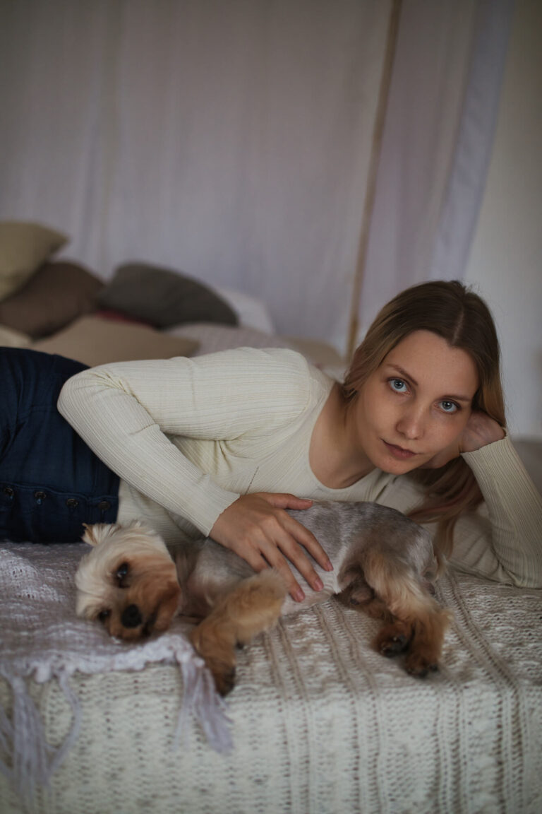 Лежит, собака у плеча