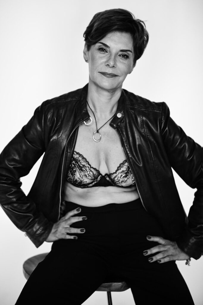 Смелый черно-белый портрет женщины в кожаной куртке