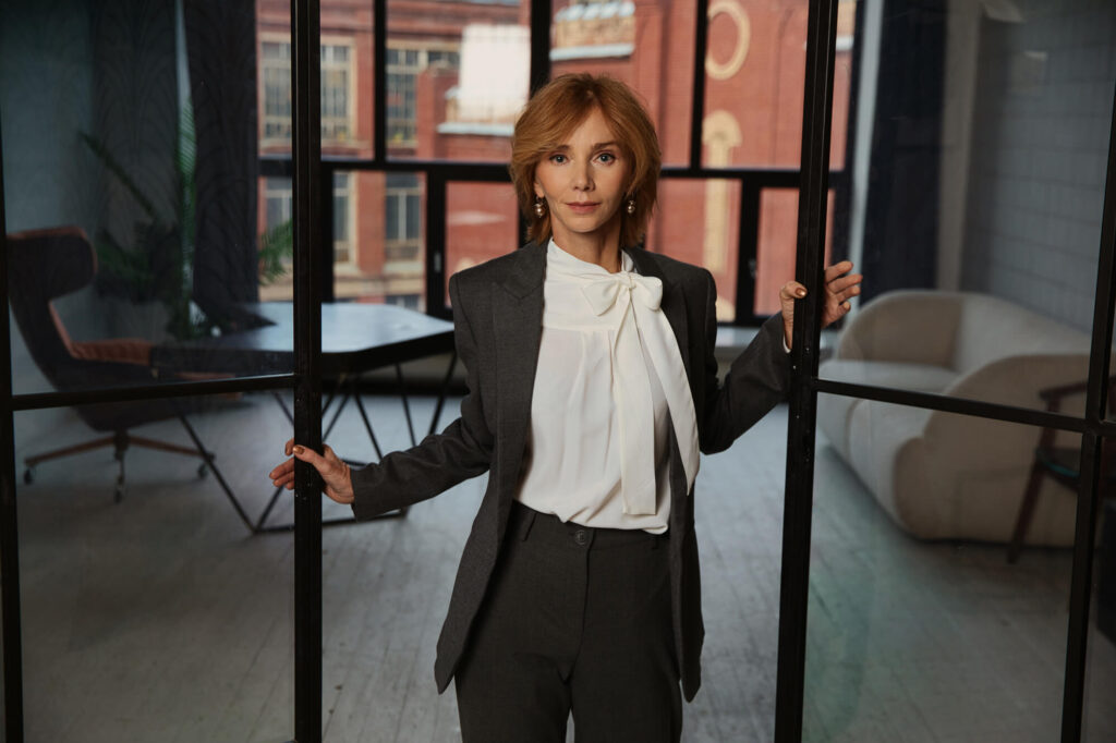 Деловой стиль: фотосессия в урбанистическом интерьере