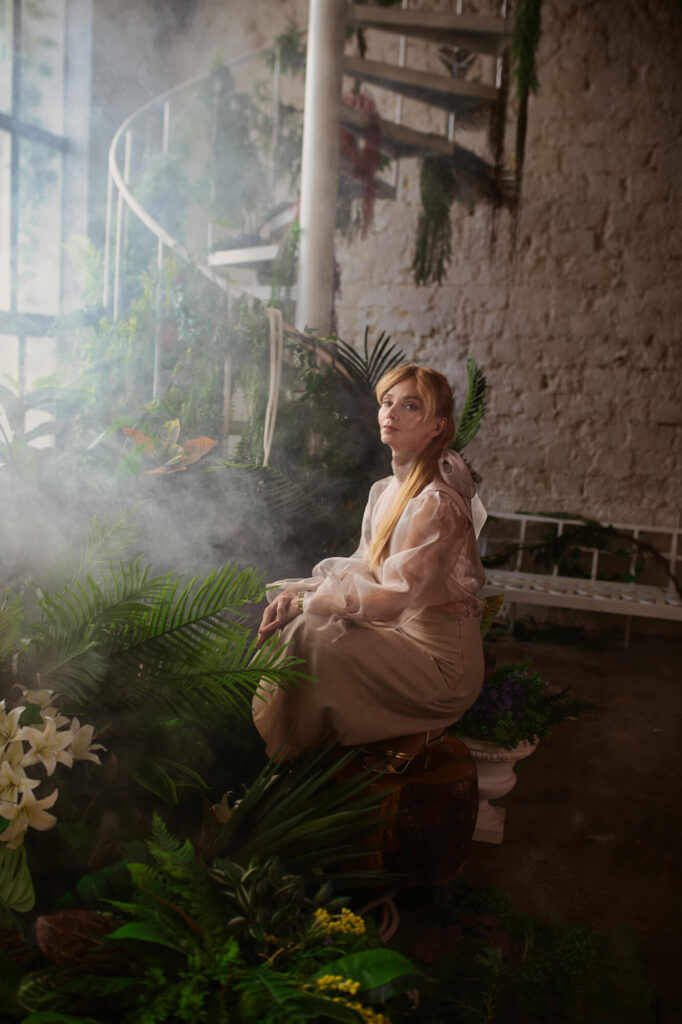 Нежный образ в окружении зелени и дымки