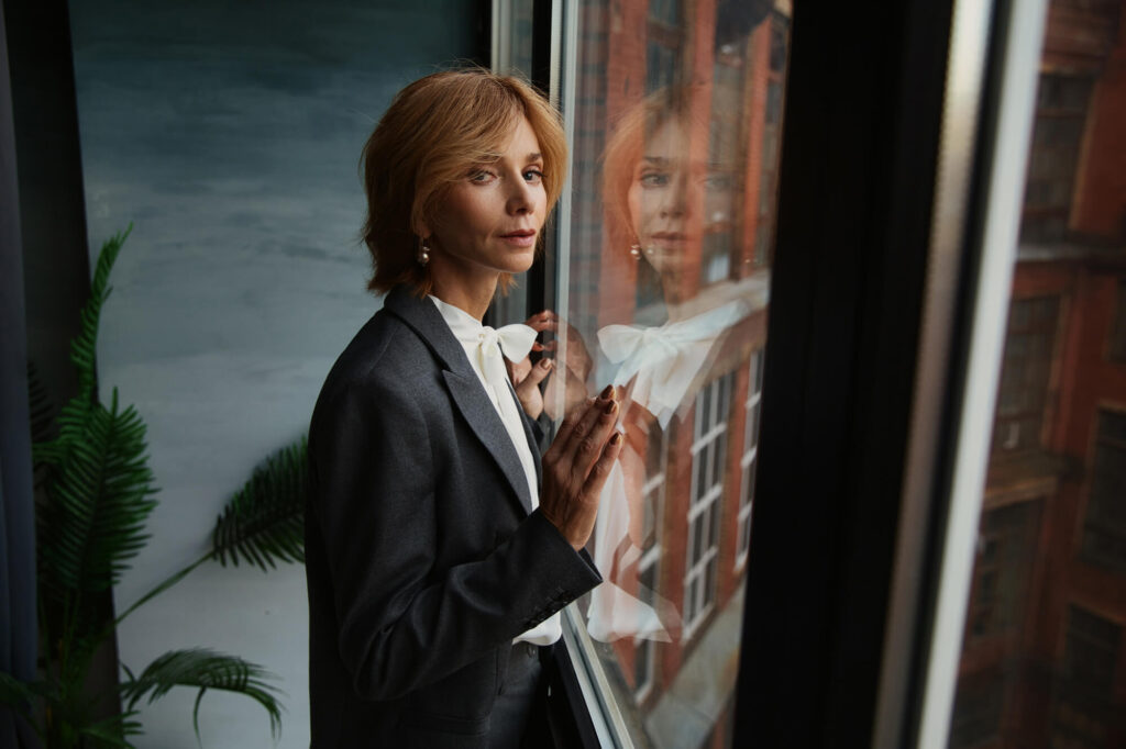 Портрет в деловом костюме у большого окна