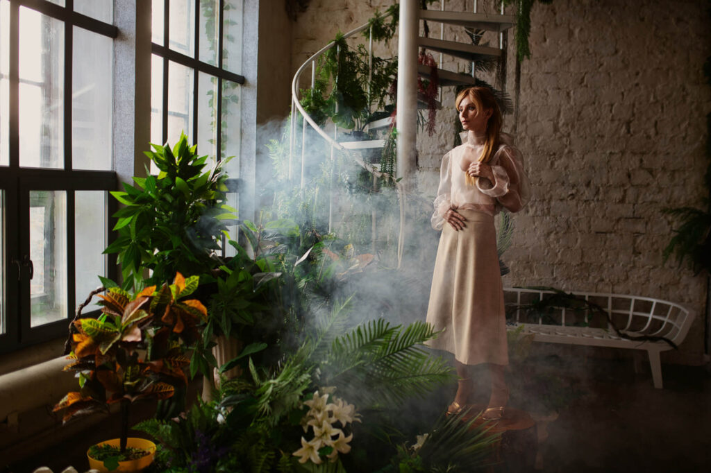 Женщина среди растений и естественного света