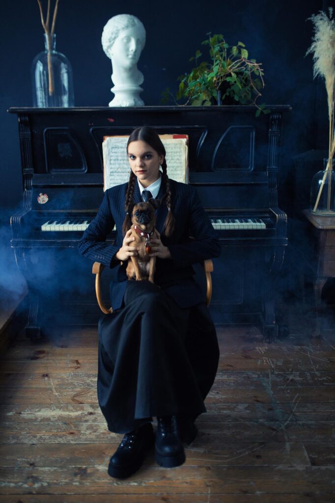 Портрет юной девушки с собакой на фоне пианино