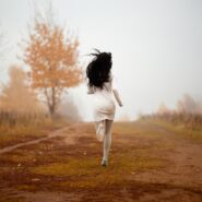 Девушка, бегущая по дороге