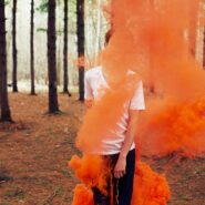 Фотосъемка для парня, фотосессия с цветным дымом в лесу