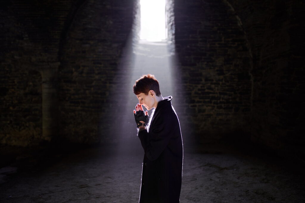 Фотосессия в заброшенной церкви в Бельгии