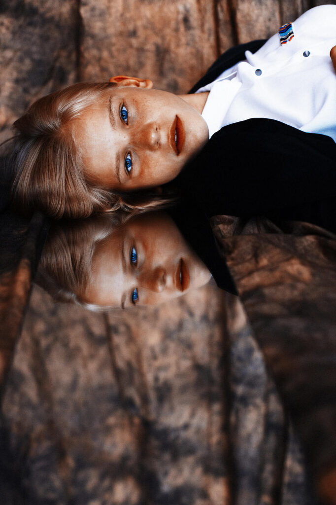 Портрет девушки с зеркальным отражением на фоне текстурной ткани