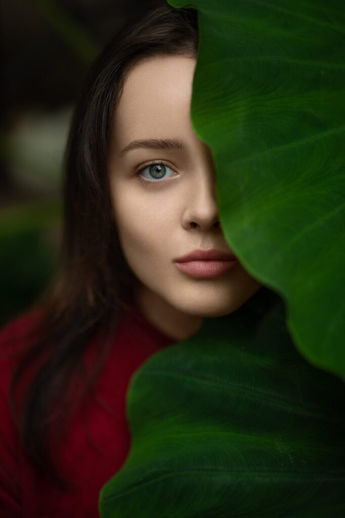 Портрет девушки за большим листом