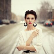 Женщина в белом платье на заснеженной улице