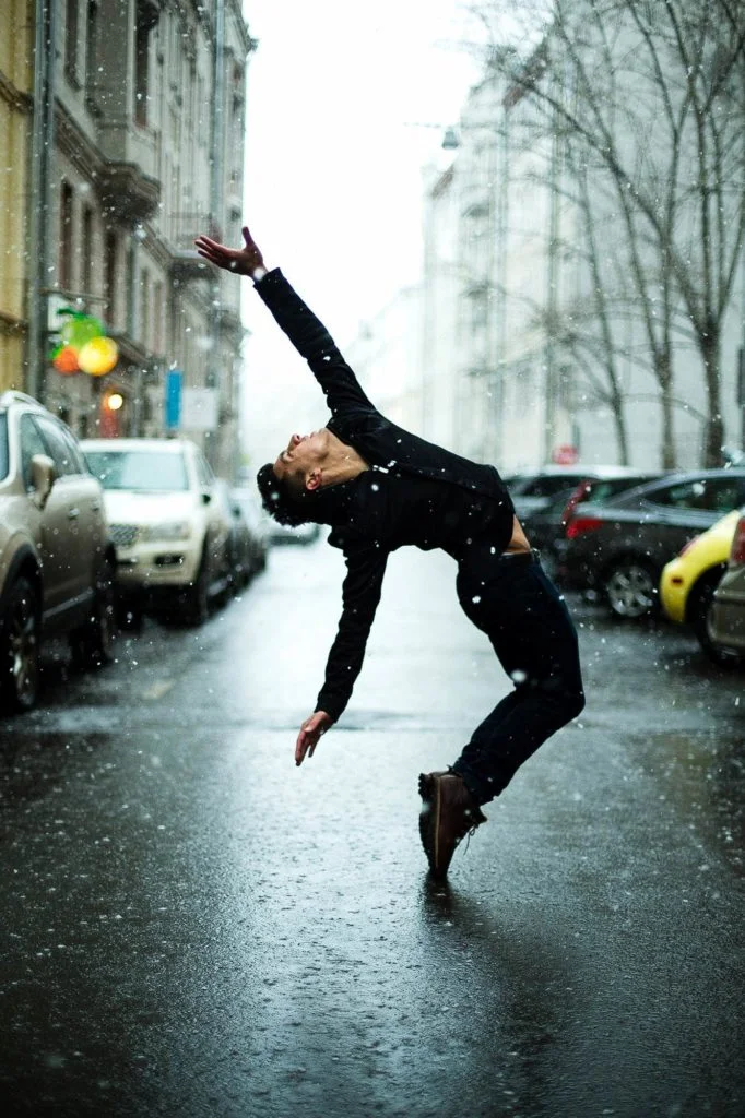 Зимняя фотосессия в Москве, оригинальный портрет танцора, уличная фотография