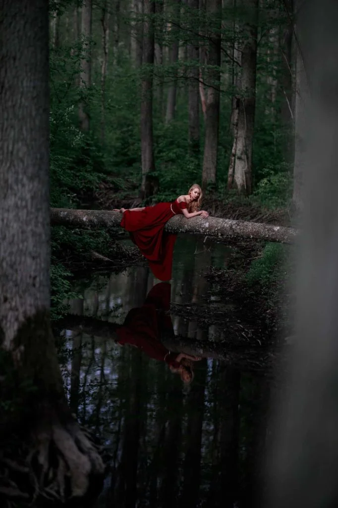 Красивая девушка в красном платье в лесу, профессиональная фотосессия в Риге