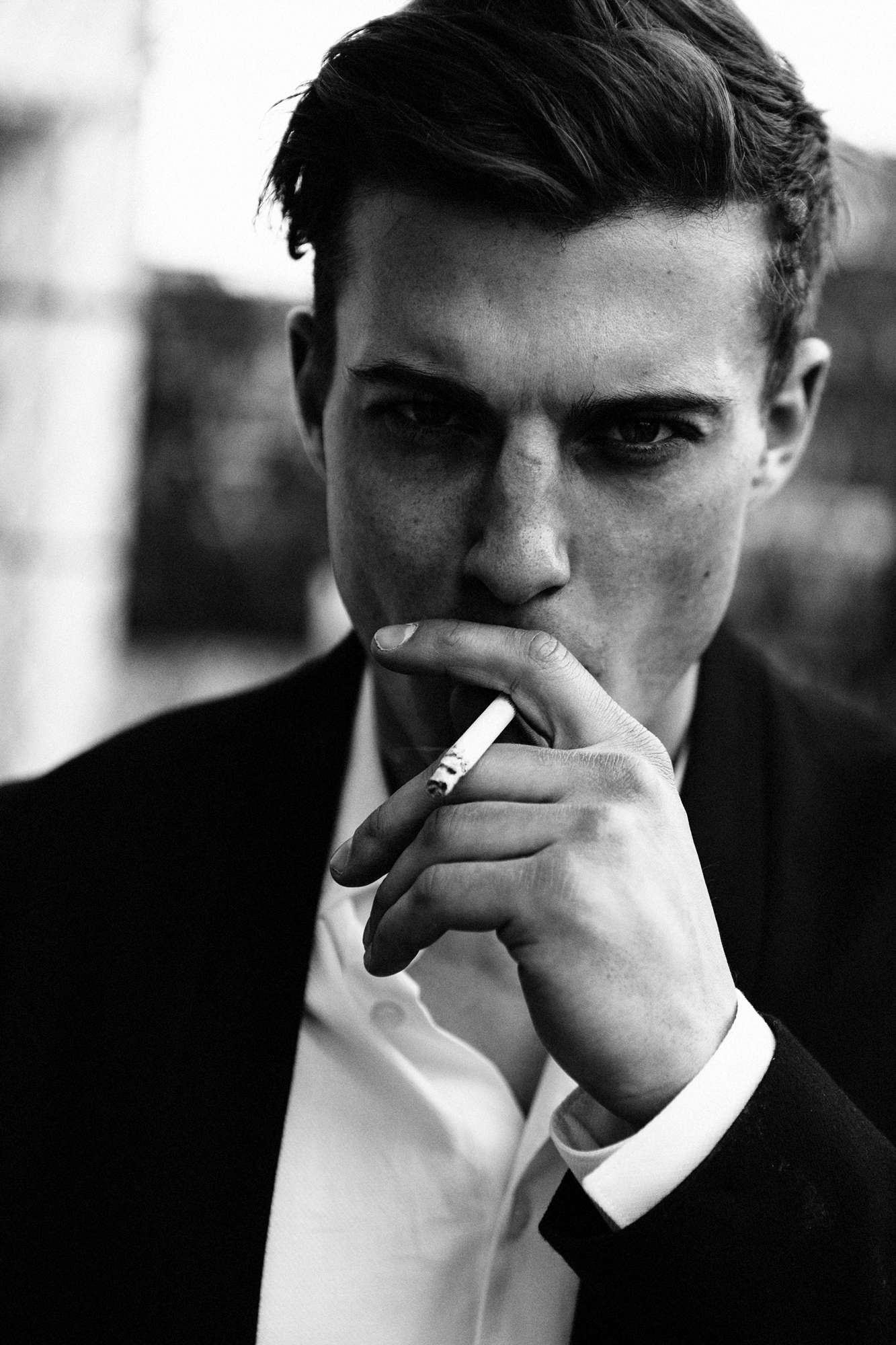 Фотограф Москва, стильная мужская фотосессия, портрет с сигаретой