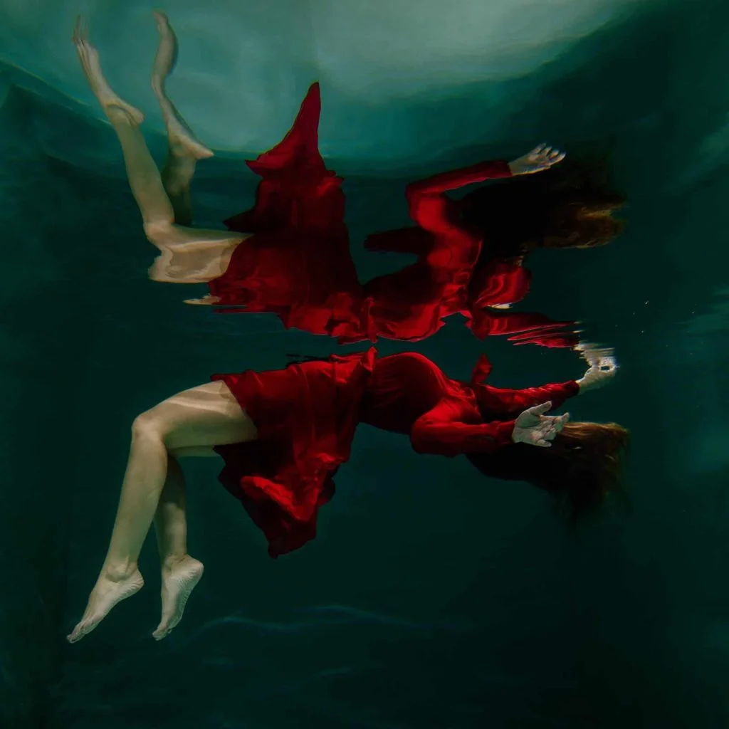 Подводная фотосессия в СПб в студии Nemo, фотография под водой, девушка в красном платье
