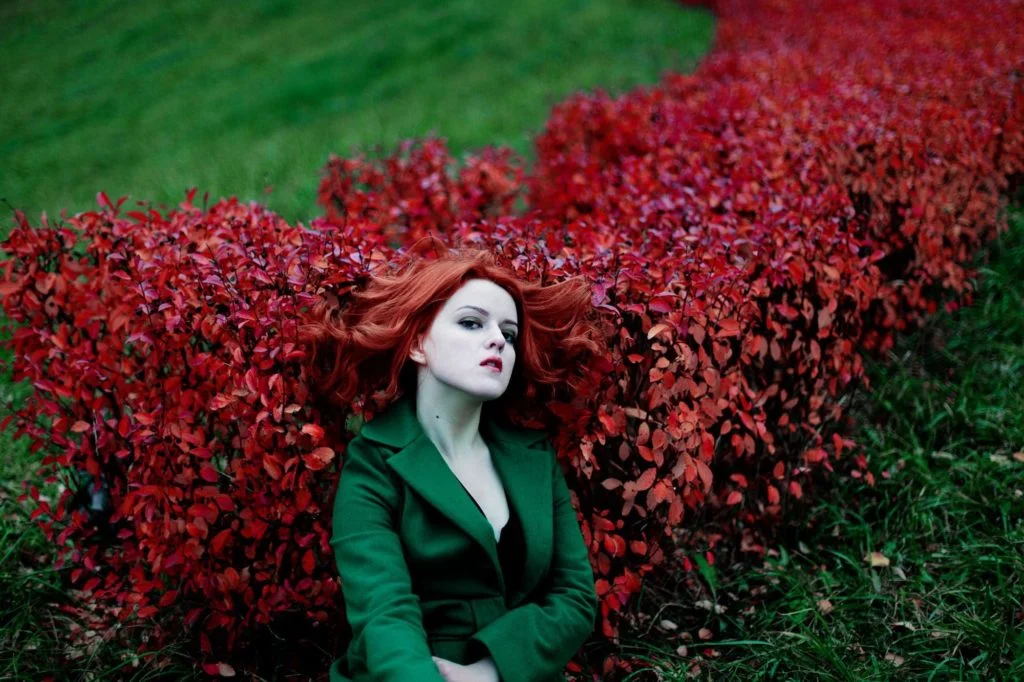 Портрет девушки с красными волосами в лесу, фотосессия осенью в Москве, фотограф Олег Багмуцкий