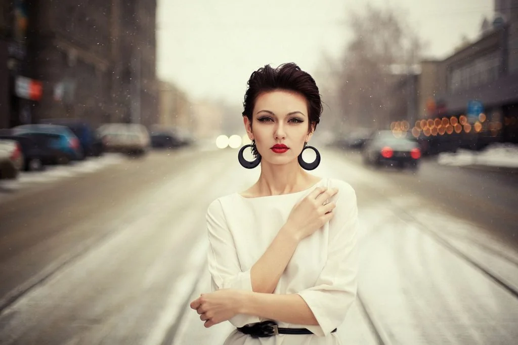 Портрет красивой девушки на улице, профессиональная фотосессия зимой в Москве, фотограф СПб