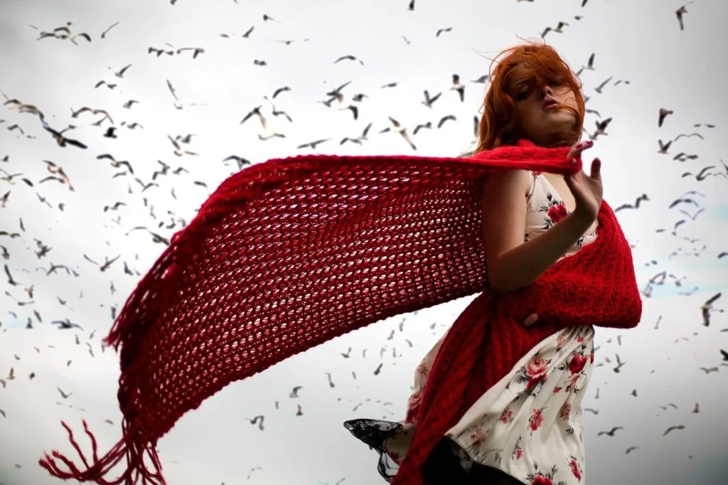 Портрет рыжей девушки с птицами, фотосессия осенью в парке