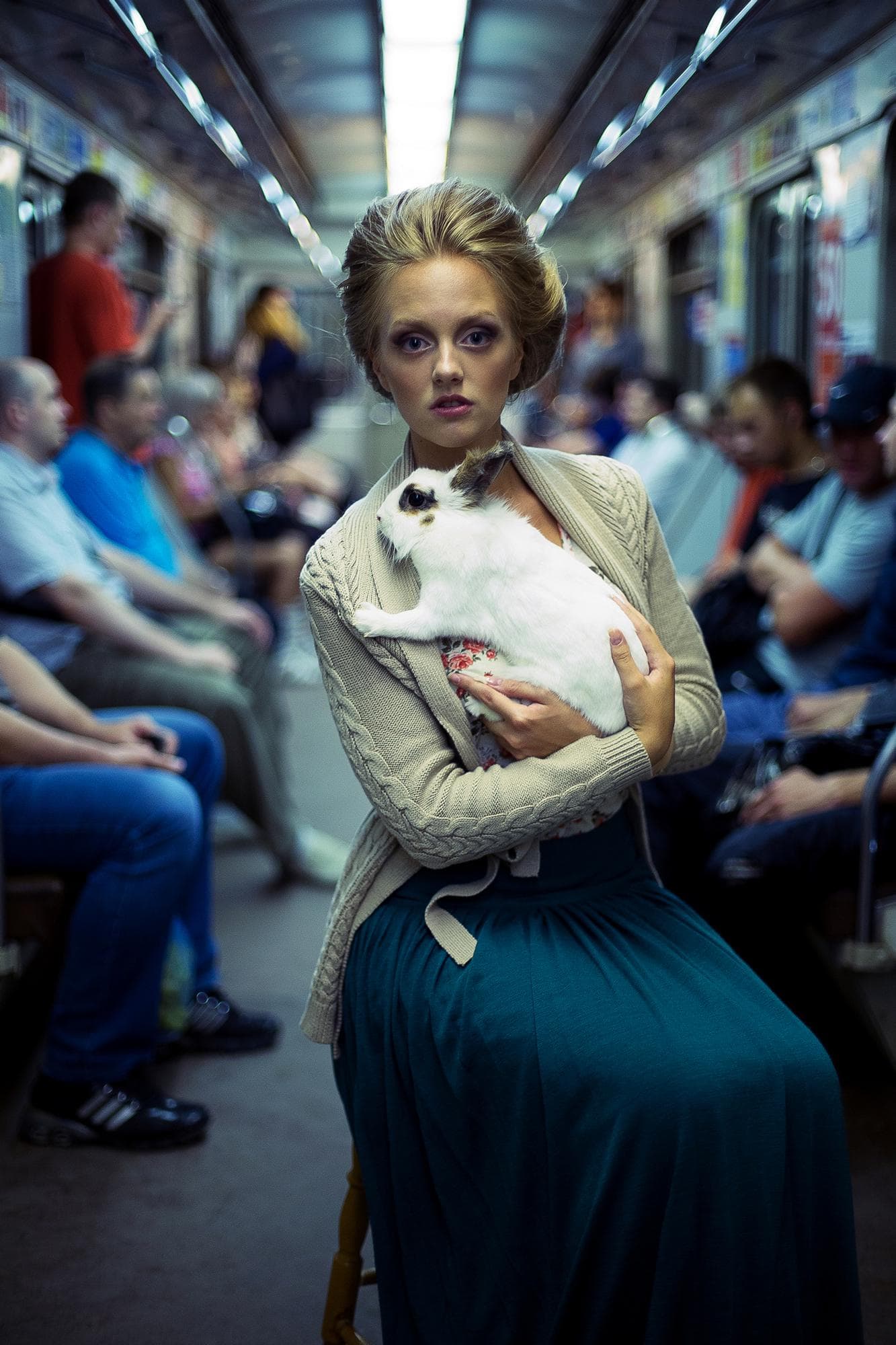 Портрет с кроликом в метро, необычные идеи для фотосессий, профессиональный фотограф в Москве