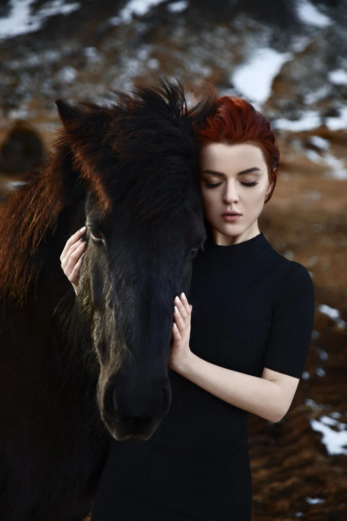 Фотосессия с животными, портрет рыжей девушки с лошадью, фотограф в Москве Олег Багмуцкий