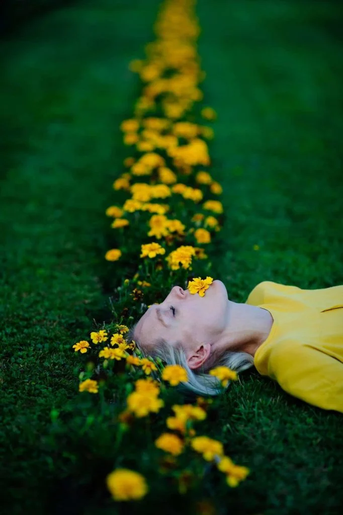 Фотосессия в ботаническом саду в Берлине, портрет с желтыми цветами