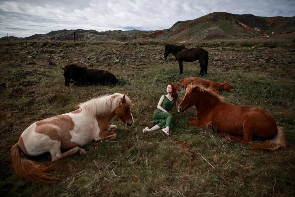 Фотосессия с животными, фотография рыжей девушки с лошадьми в Исландии