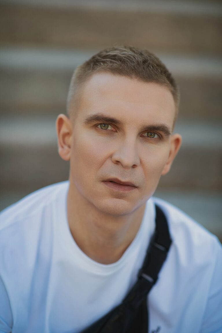 Крупный портрет в белой футболке